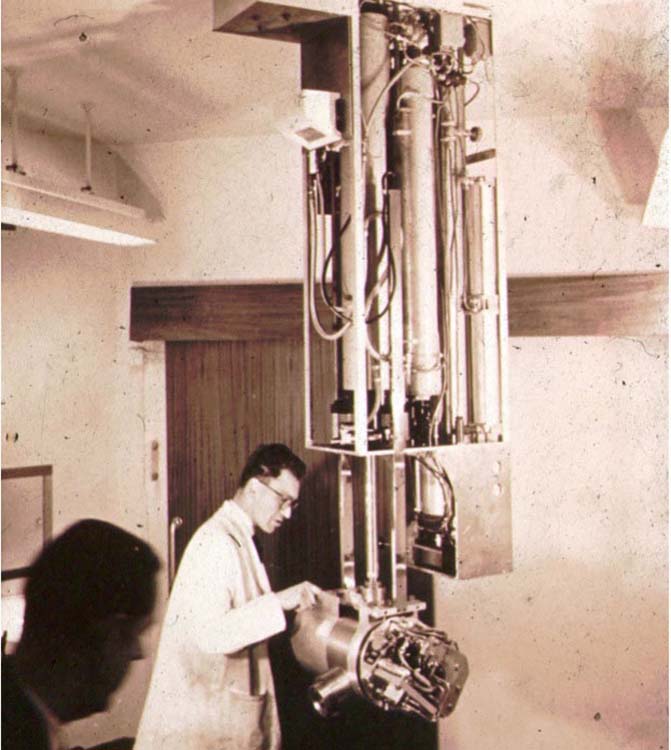 Physicist Ralph Worsnop with the Guy's Hospital C3-137 unit in 1960